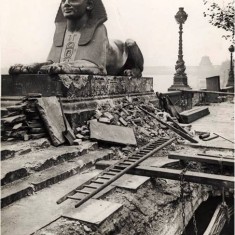 Damage to the Sphinx and Victoria Embankment, as a result of an aeroplane night raid on 18th December 1917. | City of Westminster Archive Centre