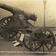 Captured guns on display in Trafalgar Square in November 1917. | City of Westminster Archive Centre