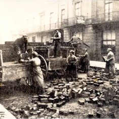 Women labourers paving in West Halkin Street in 1918. | City of Westminster Archive Centre